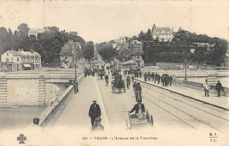 Carte postale ancienne Tours L'Avenue De La Tranchee à Tours