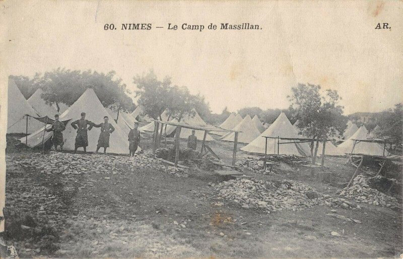 Carte postale ancienne Nimes Le Camp De Massillan à Nîmes