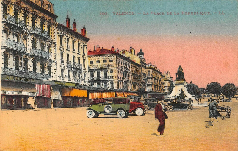 Carte postale ancienne Valence La Place De La Republique à Valence