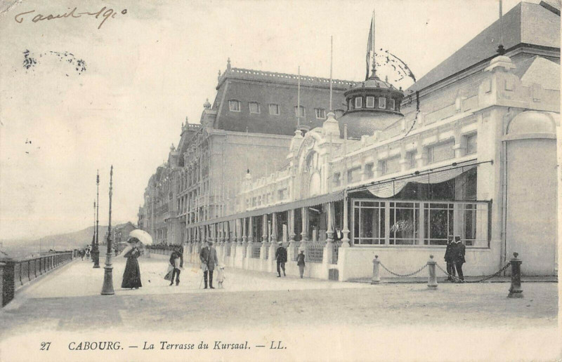 Carte postale ancienne Cabourg La Terrasse Du Kursaal à Cabourg