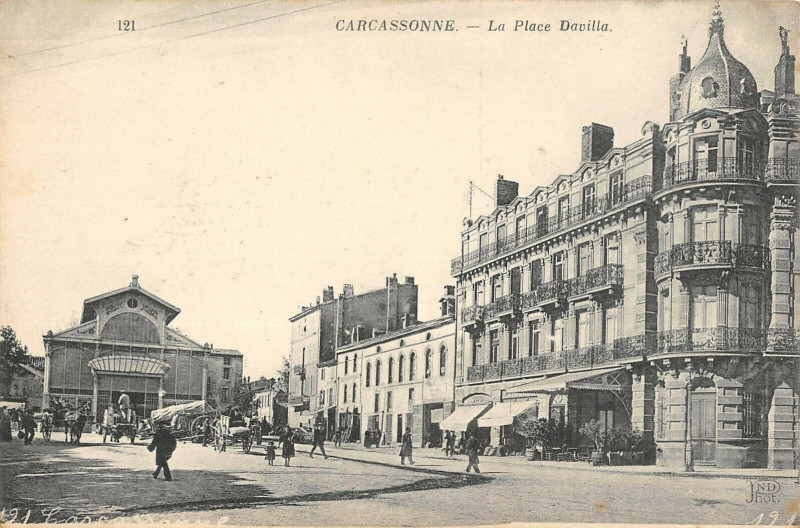 Carte postale ancienne Carcassonne Place Davilla à Carcassonne