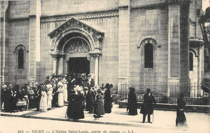 Carte postale ancienne Vichy L'Eglise Saint Louis Sortie De Messe à Vichy