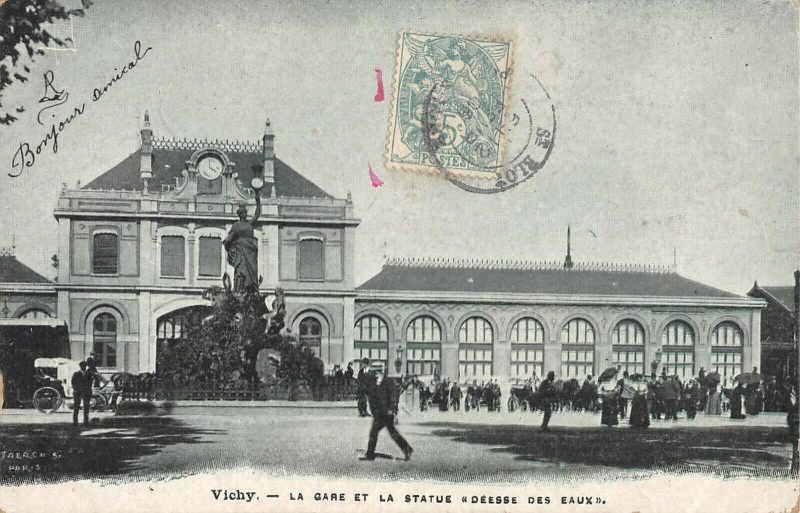 Carte postale ancienne Vichy La Gare Et La Statue Deesse Des Eaux à Vichy