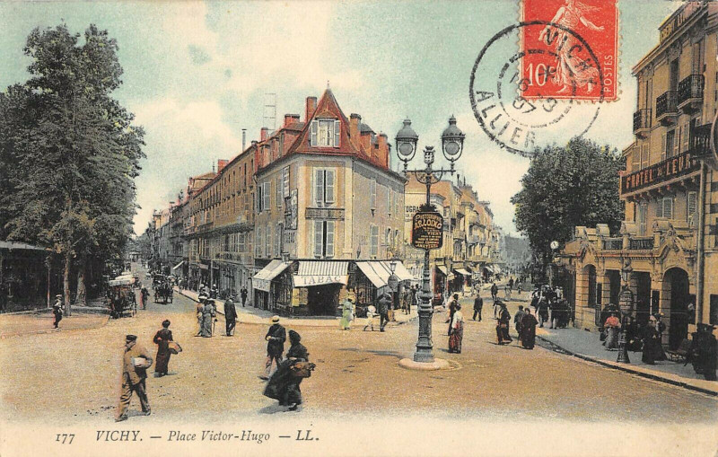 Carte postale ancienne Vichy Place Victor Hugo à Vichy