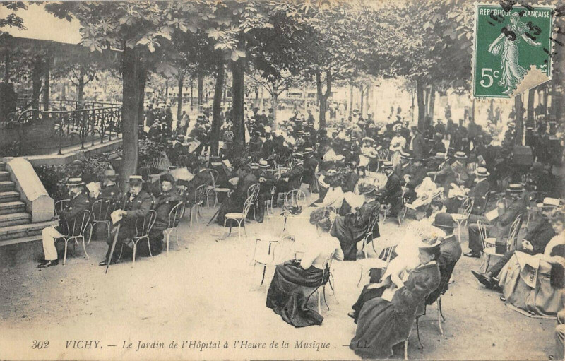 Carte postale ancienne Vichy Le Jardin De L'Hopital A L'Heure De La Musique à Vichy