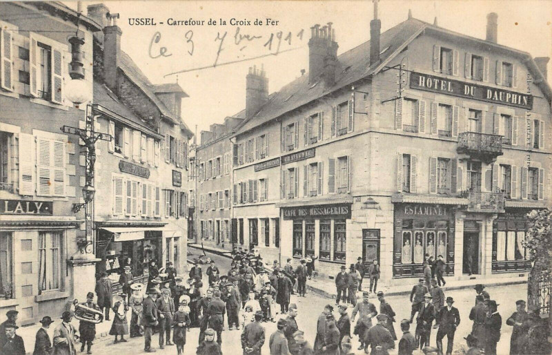 Carte postale ancienne Ussel Carrefour De La Croix De Fer à Ussel