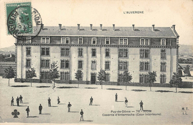Carte postale ancienne Riom Caserne D'Anterroche Cour Interieure à Riom