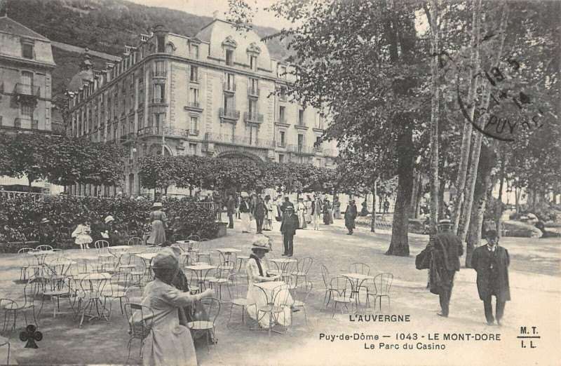 Carte postale ancienne Le Mont Dore Le Parc Du Casino à Mont-Dore