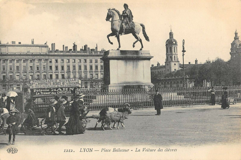 Carte postale ancienne Lyon Place Bellecour La Voiture Des Chevres à Lyon