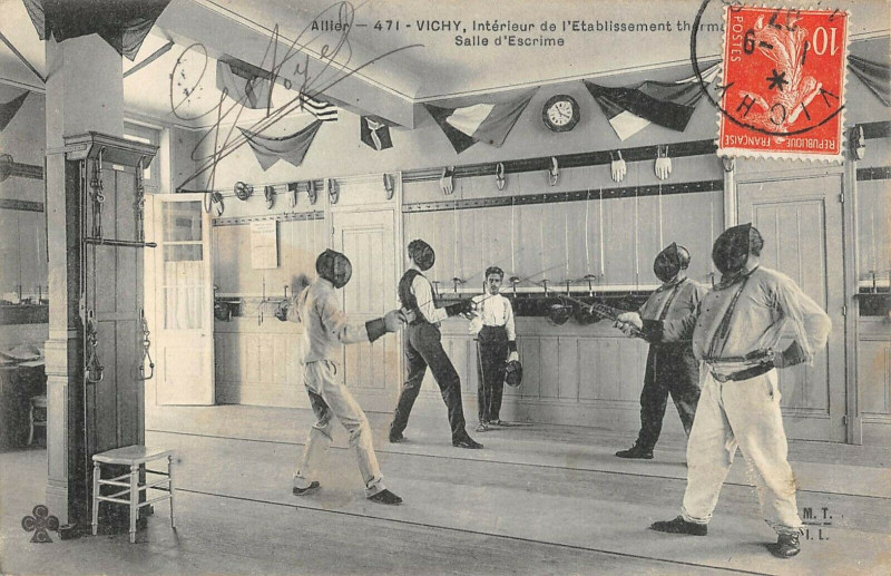 Carte postale ancienne Vichy Interieur De L'Etablissement Thermal Salle D'Escrime à Vichy