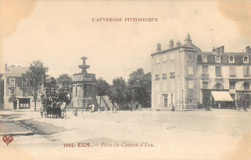 Carte postale ancienne Riom Place Du Chateau D'Eau à Riom