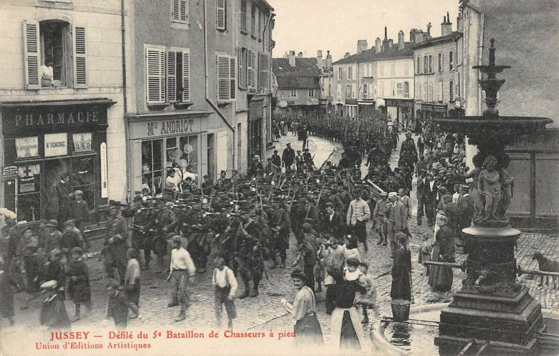 Carte postale ancienne Jussey Defile Du 5e Bataillon De Chasseurs A Pied à Jussey