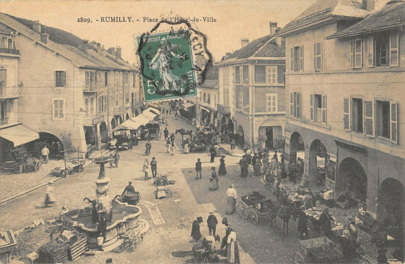 Carte postale ancienne Rumilly Place De L'Hotel De Ville à Rumilly