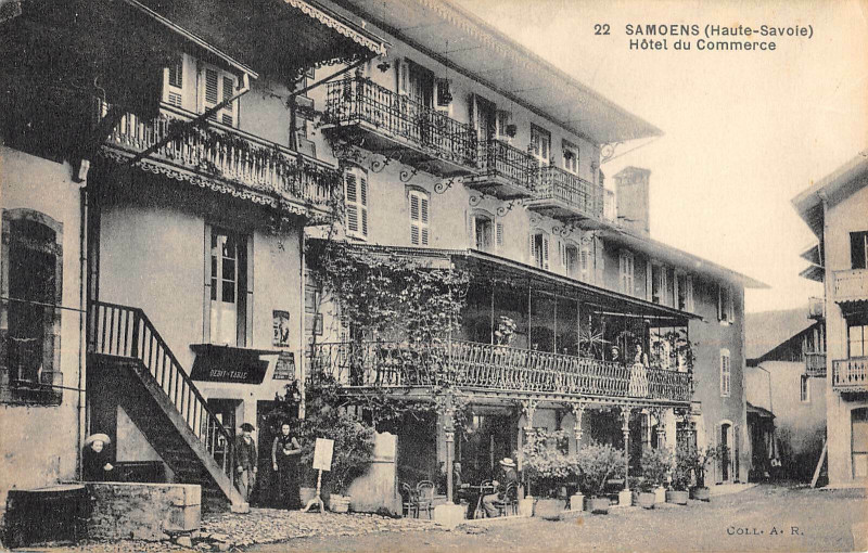 Carte postale ancienne Samoens Hotel Du Commerce Et Debit De Tabac à Samoëns