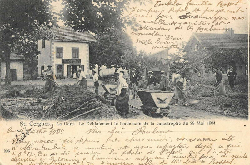 Carte postale ancienne Saint Cergues La Gare Le Deblaiement Le Lendemain De La Catastrophe 1904 à Saint-Cergues