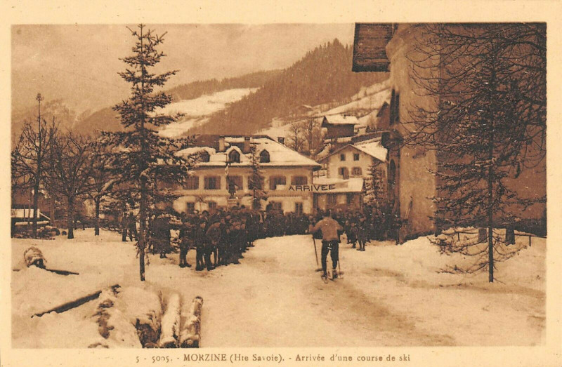 Carte postale ancienne Morzine Arrivee D'Une Course De Ski à Morzine