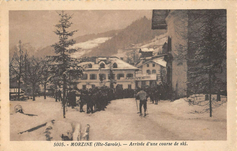 Carte postale ancienne Morzine Arrivee D'Une Course De Ski à Morzine