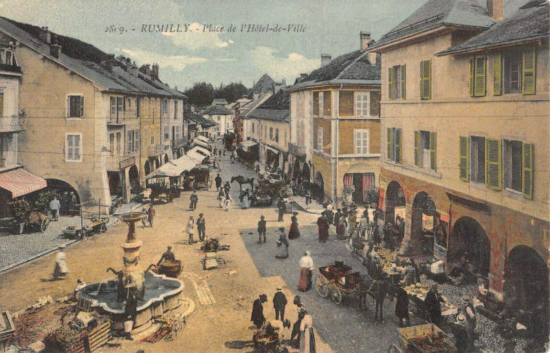 Carte postale ancienne Rumilly Place De L'Hotel De Ville à Rumilly