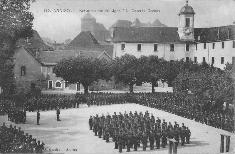 Carte postale ancienne Annecy Revue Du 30e De Ligne A La Caserne Decoux à Annecy