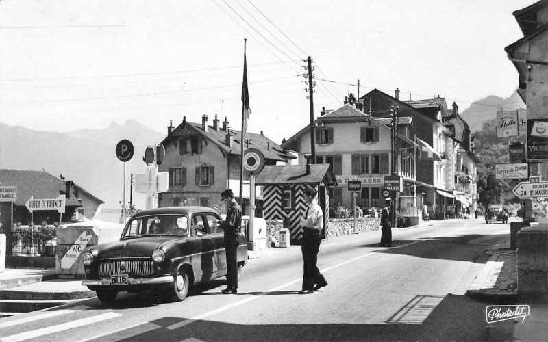Carte postale ancienne Saint Gingolph Frontiere La Douane Franco Suisse à Saint-Gingolph