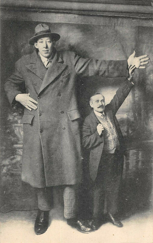 Carte postale ancienne Le Geant Savoyard Ferdinand Contat Est Ne Dans La Haute Savoie