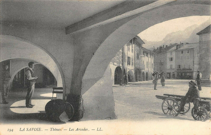 Carte postale ancienne Thones Les Arcades à Thônes