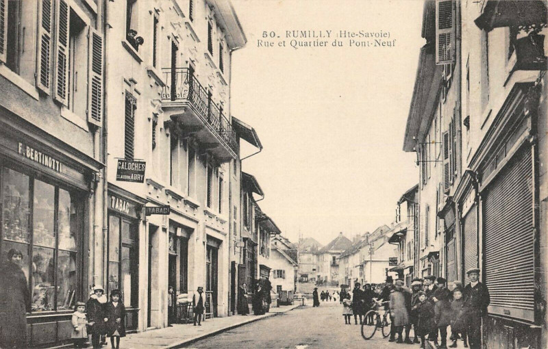 Carte postale ancienne Rumilly Rue Et Quartier Du Pont Neuf à Rumilly