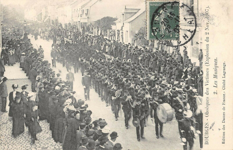 Carte postale ancienne Bourges Obseques Des Victimes Explosion 1907 Les Musiques à Bourges