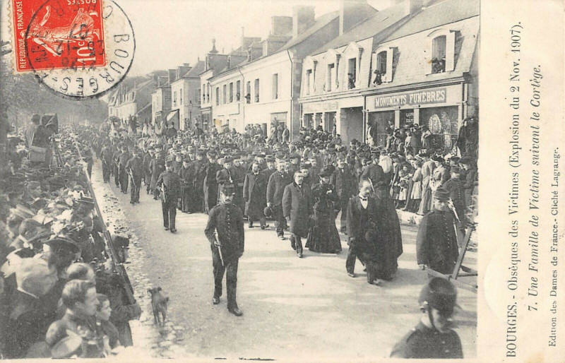 Carte postale ancienne Bourges Obseques Des Victimes Explosion 1907 Une Famille De Victimes à Bourges