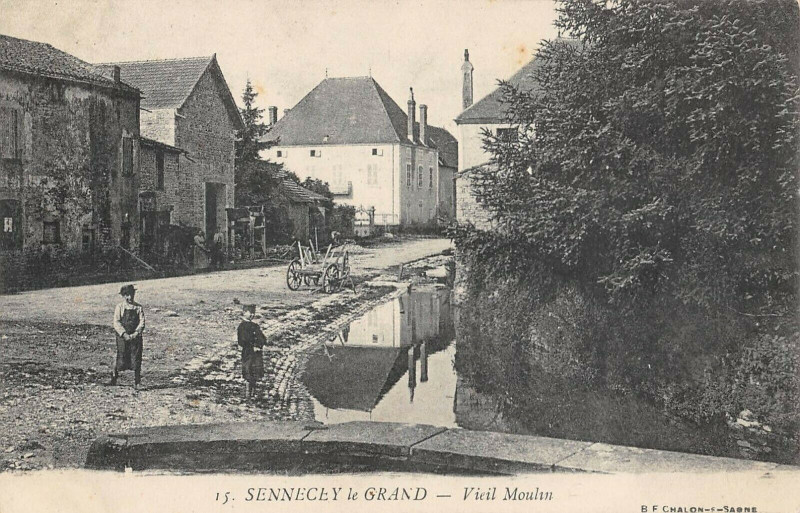 Carte postale ancienne Sennecey Le Grand Vieil Moulin