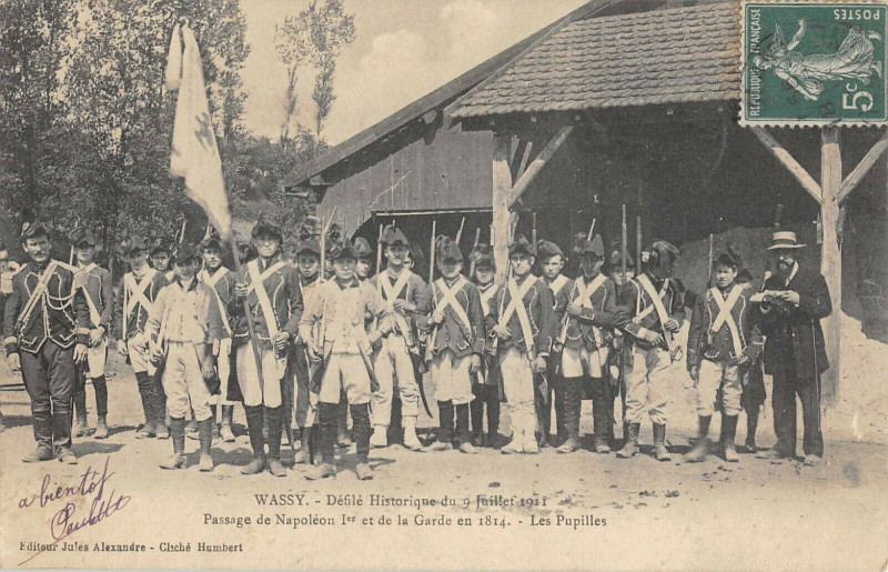 Carte postale ancienne Wassy Defile Historique Du 9 Juillet 1911 Passage De Napoleon Le Pupilles à Wassy
