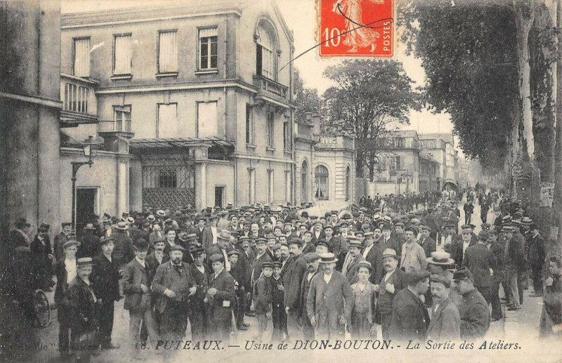 Carte postale ancienne Puteaux Usine De Dion Bouton La Sortie Des Ateliers à Puteaux