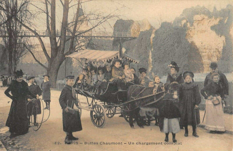 Carte postale ancienne Buttes-Chaumont - Un Chargement Complet à Paris 19e