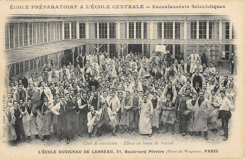 Carte postale ancienne L'Ecole Duvignau de Lanneau - Cour de récréation à Paris 17e