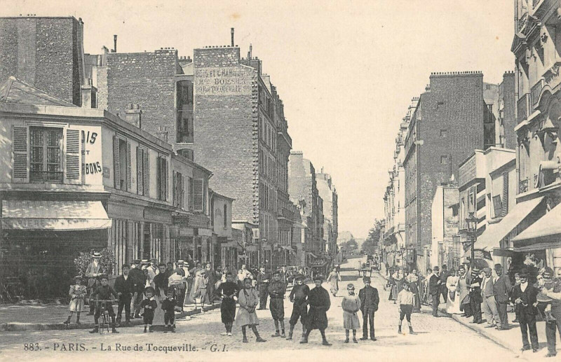 Carte postale ancienne La Rue de Tocqueville à Paris 17e