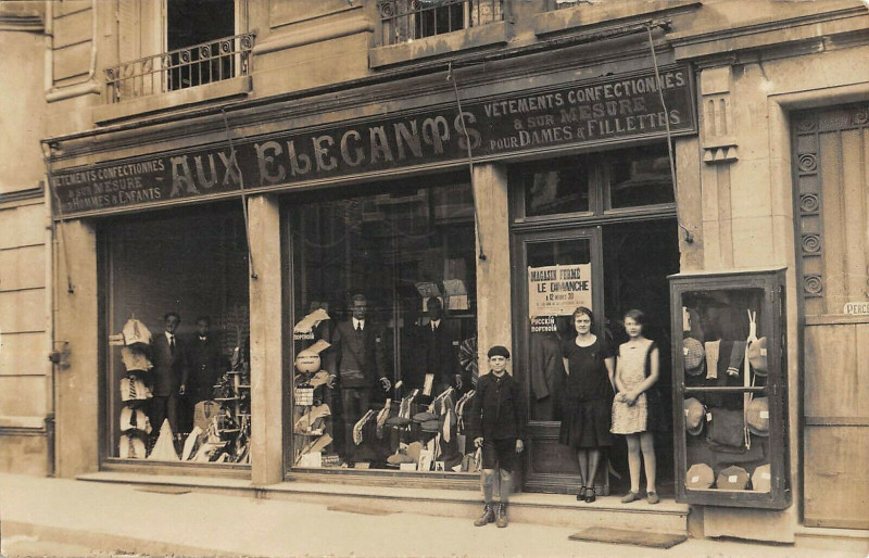 Carte postale ancienne Paris XVe Carte Photo Du Magasin Aux Elegants Vetements Confectionnes à Paris 15e