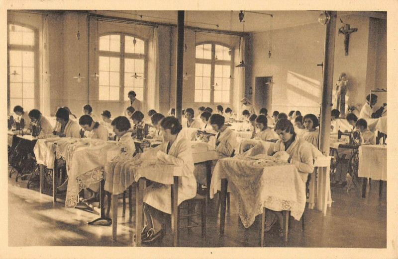 Carte postale ancienne Oeuvre des franciscaines missionnaires de Marie - Avenue Reille - Atelier à Paris 14e