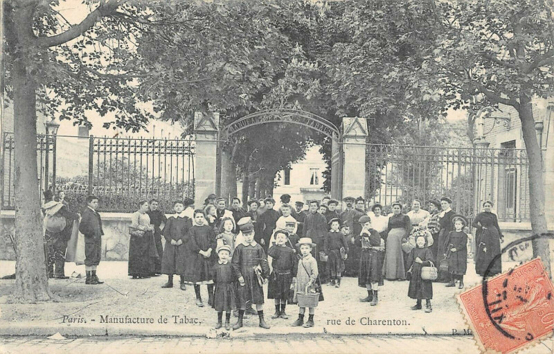Carte postale ancienne Paris XIIe Manufacture De Tabac Rue De Charenton à Paris 12e