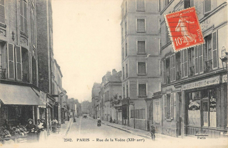 Carte postale ancienne Paris XIIe La Rue De La Voute à Paris 12e