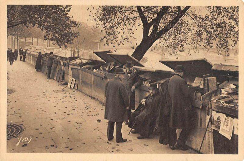 Carte postale ancienne Paris (6e) … en Flanant Bouquinistes du Quai Malaquais à Paris 4e