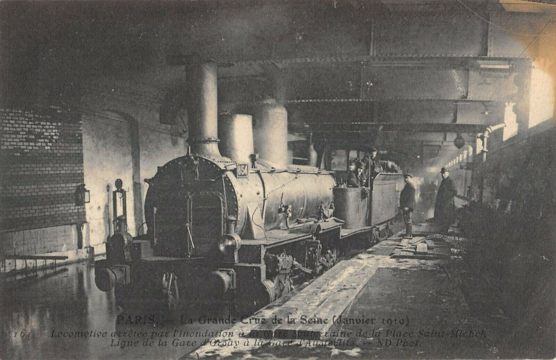 Carte postale ancienne Paris Ve Locomotive Arretee Par L'Inondation Gare Souterraine St Michel à Paris 5e