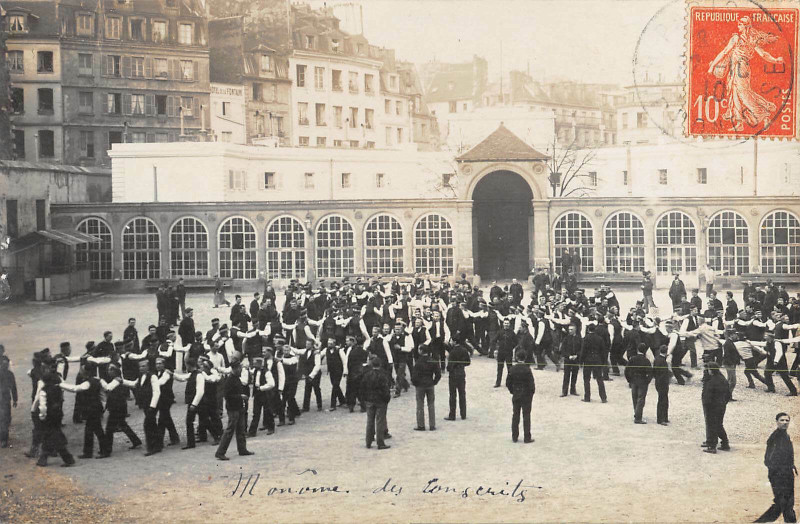 Carte postale ancienne Paris Ve Carte Photo Ecole Polytechnique Monome Des Conscrits à Paris 5e