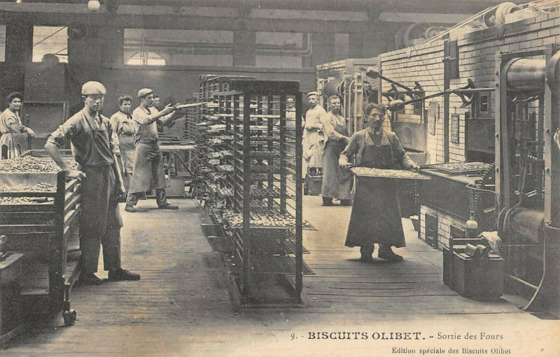 Carte postale ancienne Paris Usine Des Biscuits Olibet Sortie Des Fours à Paris