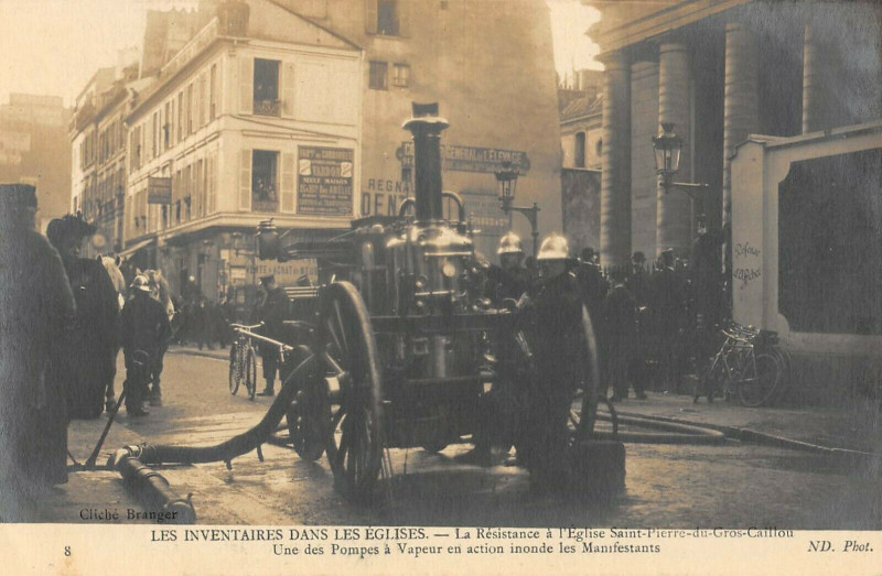 Carte postale ancienne Paris Les Inventaires Dans Les Eglises La Resistance Une Des Pompes à Paris