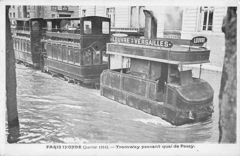 Carte postale ancienne Paris inondé (janvier 1910) - Tramway passant quai de Passy à Paris 16e