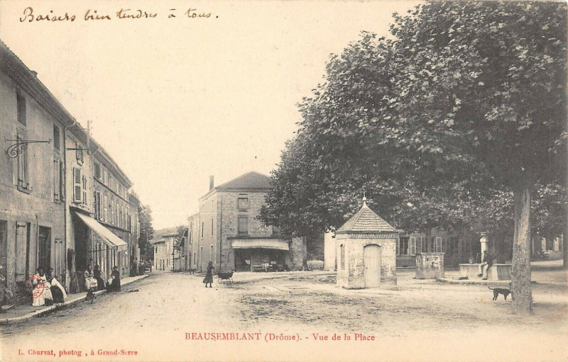 Carte postale ancienne Beausemblant Vue De La Place à Beausemblant