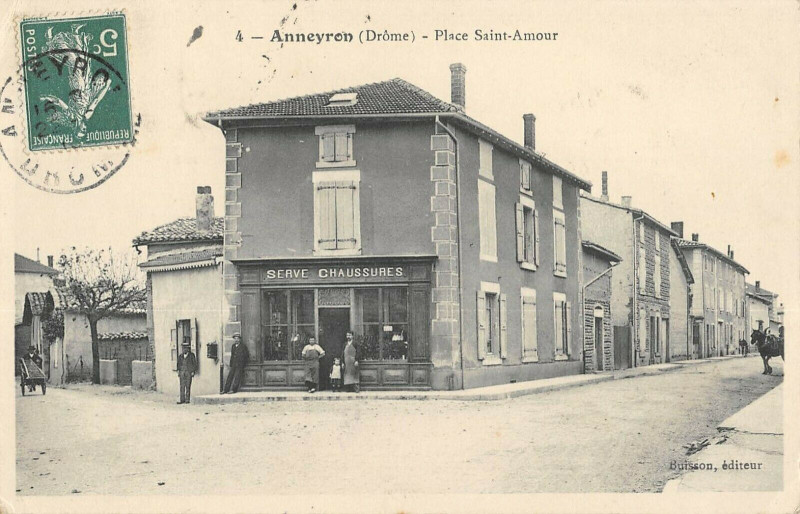Carte postale ancienne Anneyron Place Saint Amour à Anneyron