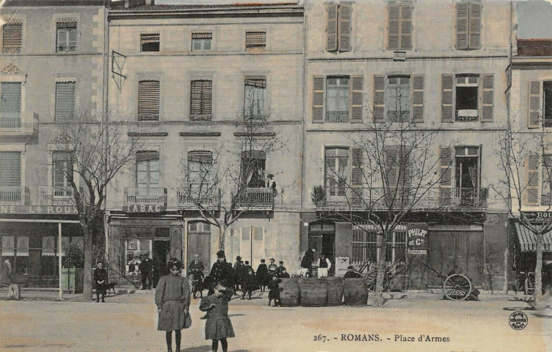 Carte postale ancienne Romans Place D'Armes