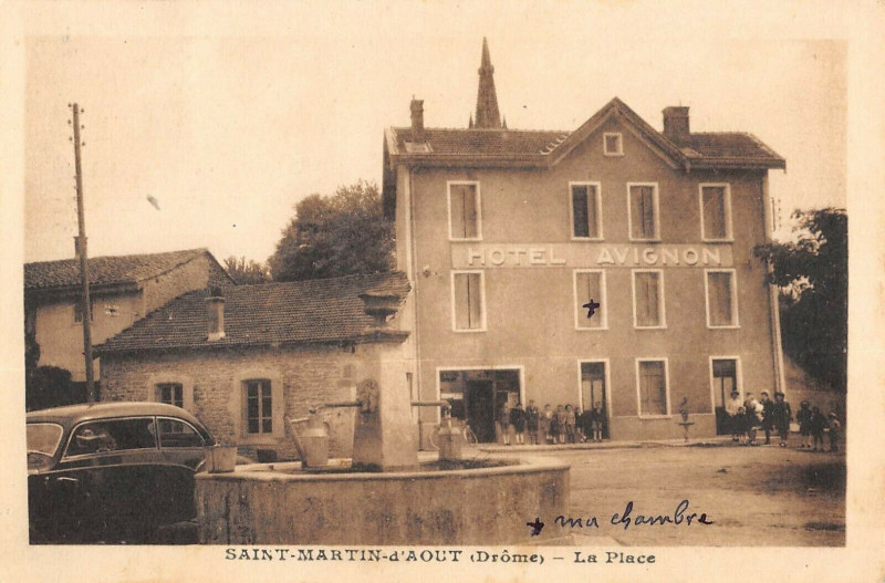 Carte postale ancienne Saint Martin D'Aout La Place