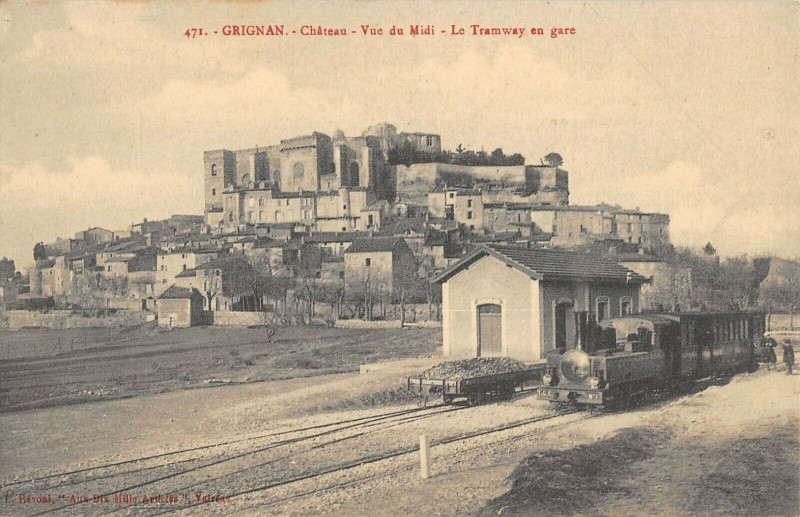 Carte postale ancienne Grignan Le Tramway En Gare à Grignan